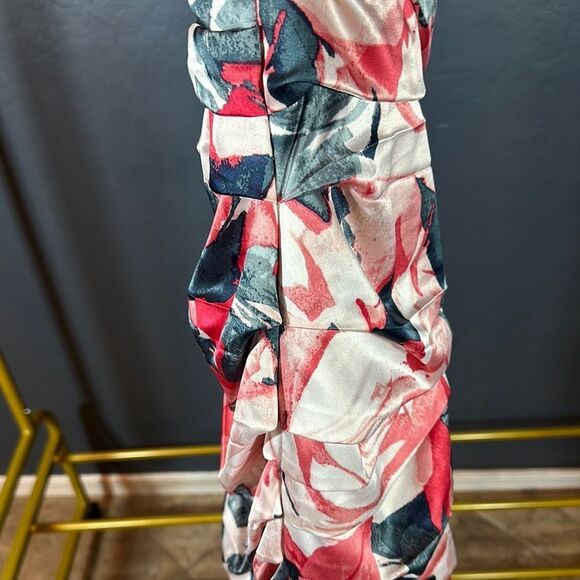 Express Red Mini Bodycon Dress with Sweetheart Neckline and Ruched Design - Picture 8 of 10